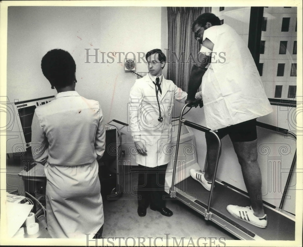 1980 Press Photo Former basketball star Wayne Embry takes stress test- Historic Images