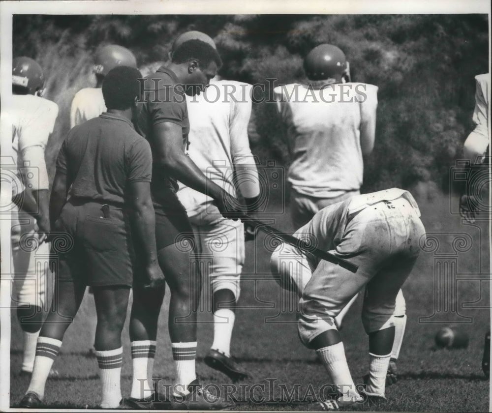 1974 Press Photo Lincoln High School Daniel B. Davis on the practice field- Historic Images