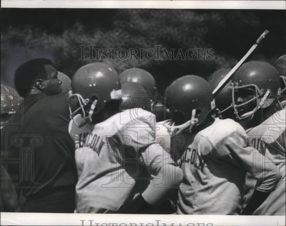 1974 Press Photo Lincoln High School football coach Daniel Davis during practice- Historic Images