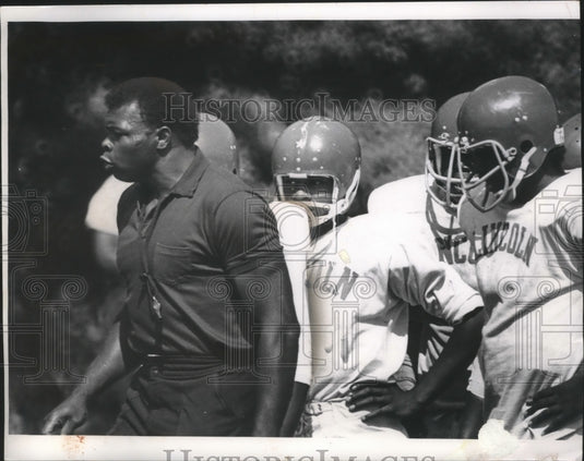 1974 Press Photo Lincoln High football coach Daniel B. Davis motivates players- Historic Images