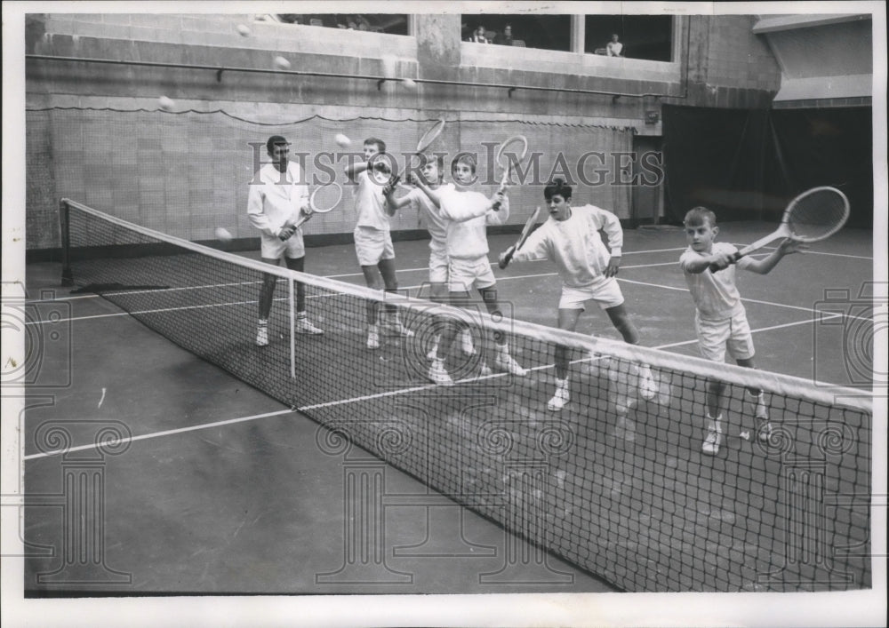 1965 Press Photo Tennis pro Mike Davies teaches youngsters the backhand- Historic Images