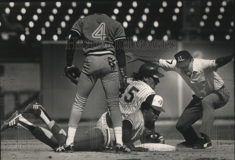 1988 Press Photo Brewers baseball&#39;s Rob Deer slides ahead of Tony Fernandez- Historic Images