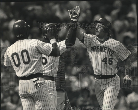 1988 Press Photo Brewers baseball's Rob Deer celebrates with his teammates- Historic Images