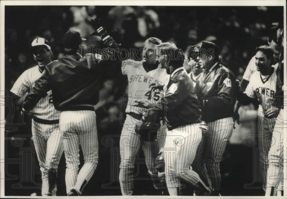 1989 Press Photo Brewers baseball&#39;s Rob Deer congratulated by his teammates- Historic Images