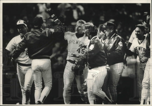 1989 Press Photo Brewers baseball's Rob Deer congratulated by his teammates- Historic Images