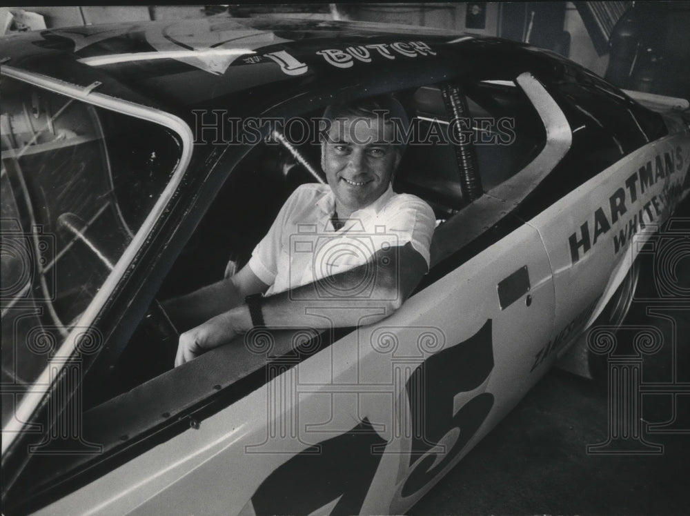 1975 Press Photo Wisconsin car racer Paul Feldner tries Butch Hartman&#39;s car- Historic Images