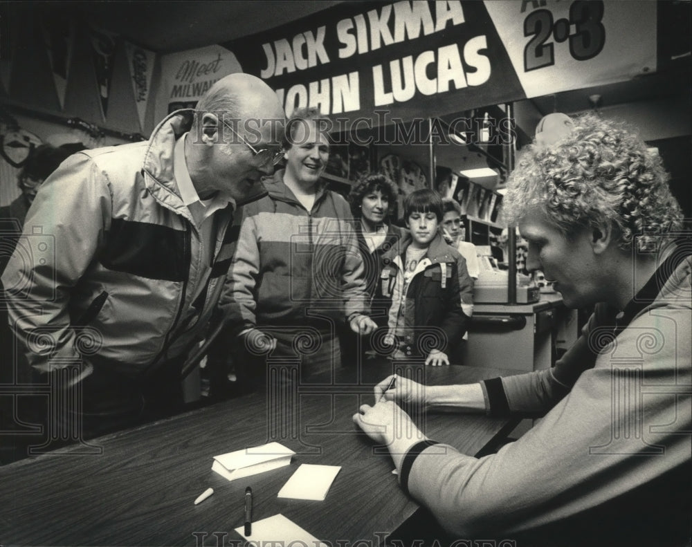 1987 Press Photo Don Breitzman (L) and son John, get autograph from Jack Sikma.- Historic Images