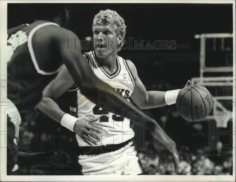 1988 Press Photo Bucks basketball player Jack Sikma with the ball during game- Historic Images