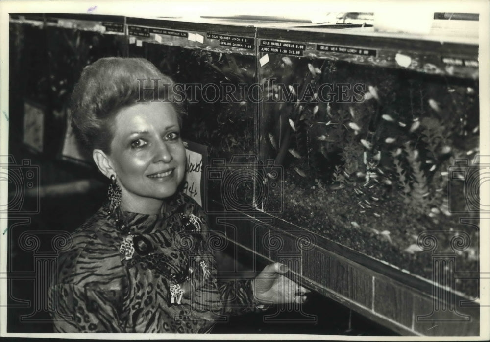 1990 Press Photo Beverly Faust, founder of Rent-a-Fish in Wisconsin - mjt08436- Historic Images
