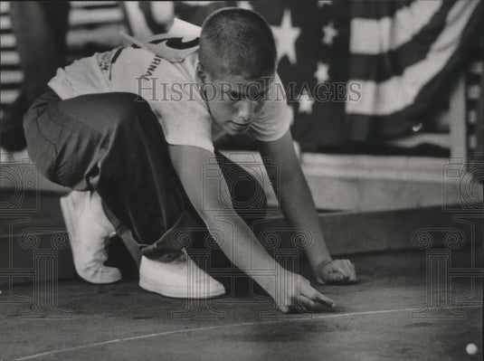 Press Photo Milwaukee suburban champion, Charles Schudson, focused on his shot.- Historic Images