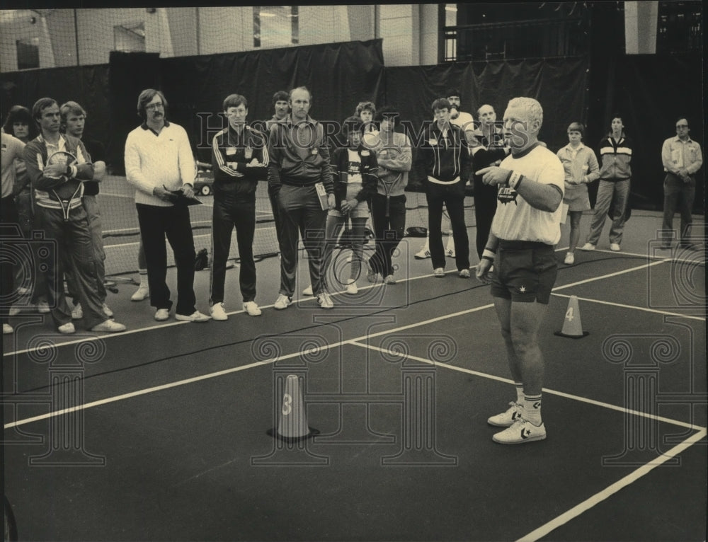 1983 Press Photo Martin Devlin talks to enthusiasts at Hartland tennis clinic- Historic Images