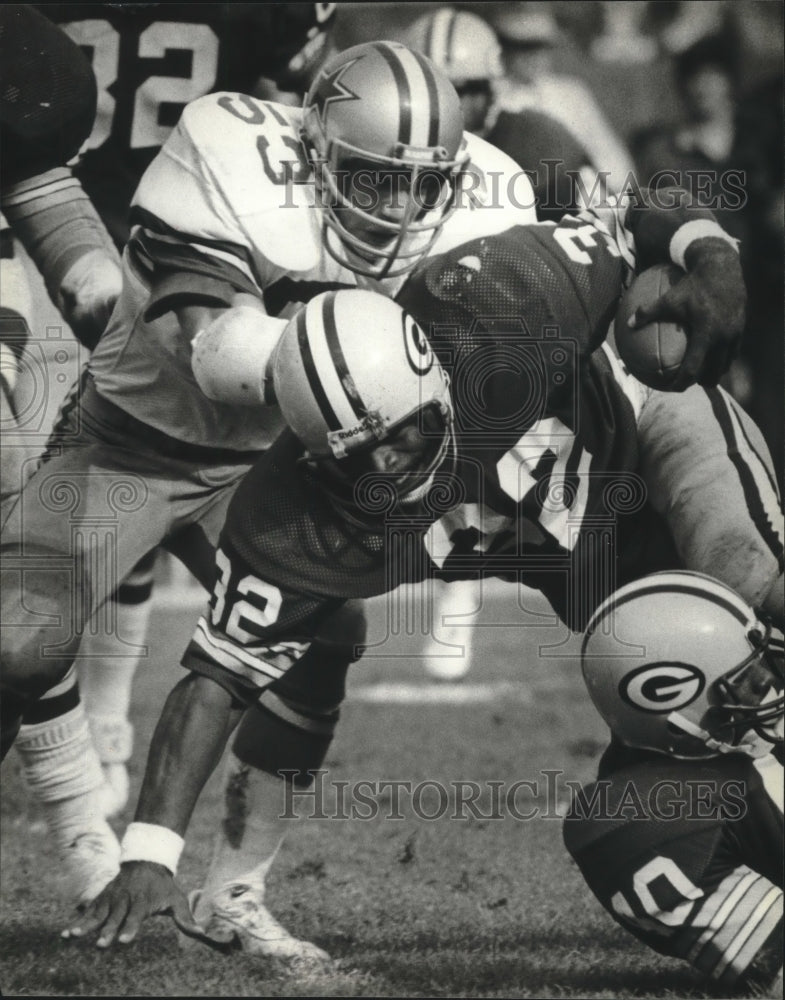 1980 Press Photo Packers running back Steve Atkins (32) trying to escape Cowboy.- Historic Images