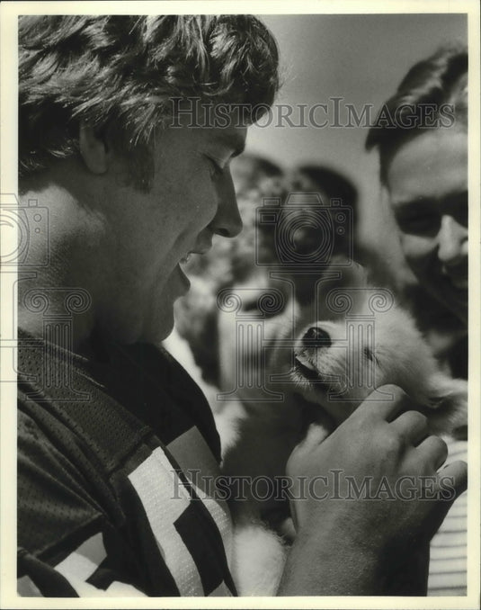 1980 Press Photo Packers football's Mike Hunt gives dog some affection- Historic Images