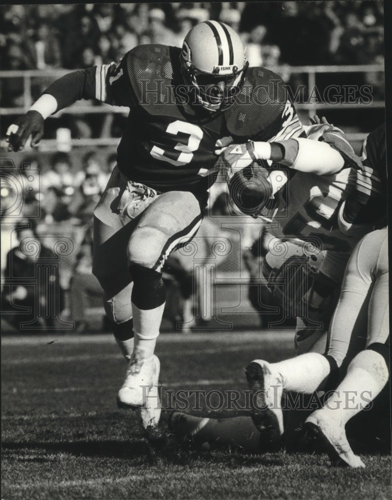 1980 Press Photo Tampa Bay's Andy Hawkins forces Packer Gerry Ellis to fumble.- Historic Images