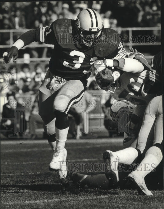 1980 Press Photo Tampa Bay's Andy Hawkins forces Packer Gerry Ellis to fumble.- Historic Images