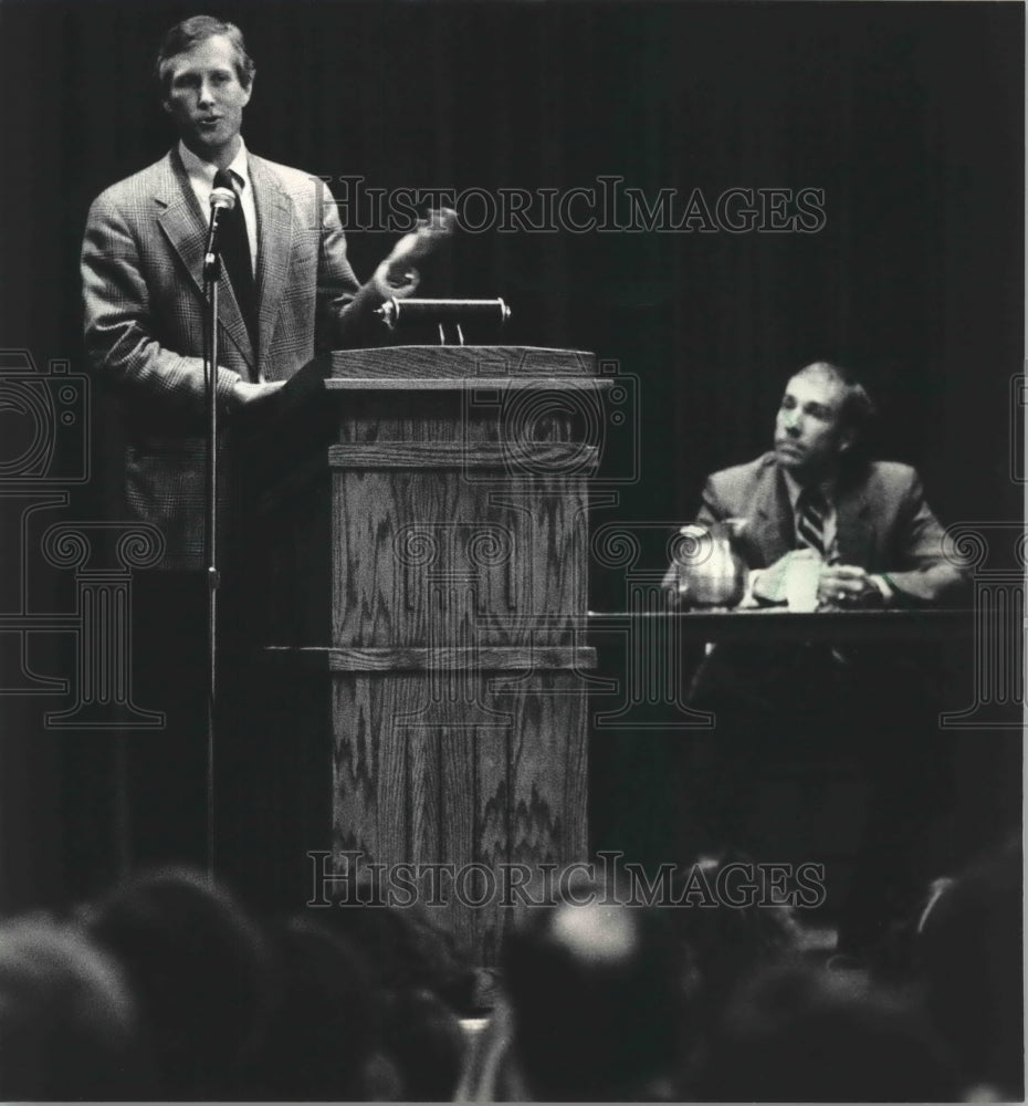 1987 Press Photo Bob Dukiet, Marquette University basketball coach, speaks- Historic Images