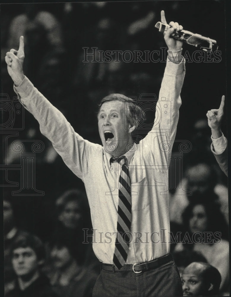 1986 Press Photo New Marquette Coach Bob Dukiet yelling signals to players.- Historic Images