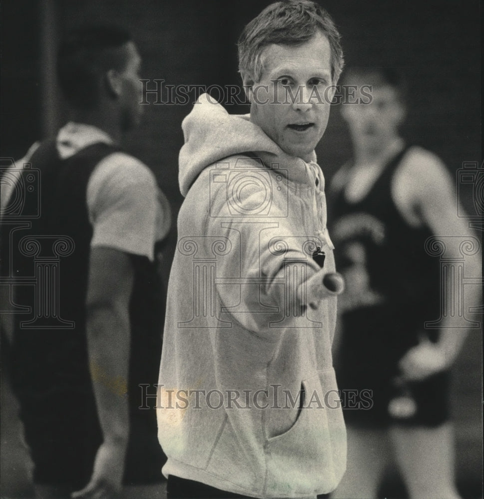 1988 Press Photo Bob Dukiet, basketball coach for Marquette University- Historic Images