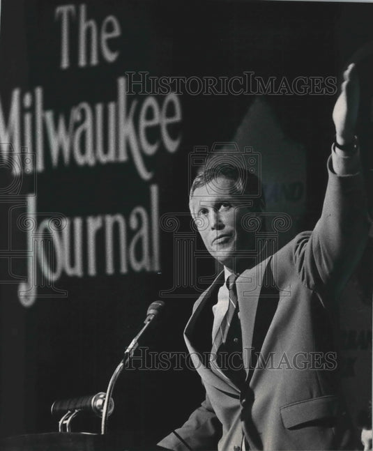 1987 Press Photo Marquette University basketball coach, Bob Dukiet at banquet- Historic Images