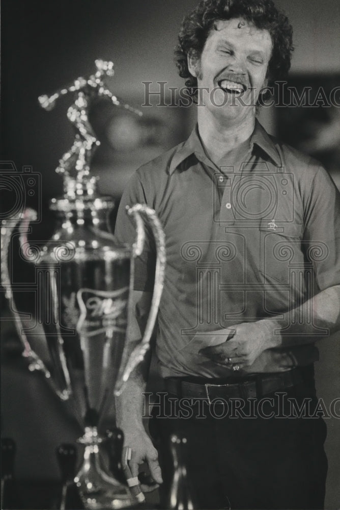 1981 Press Photo Pro bowler Mike Durbin is all smiles after winning Miller Open- Historic Images