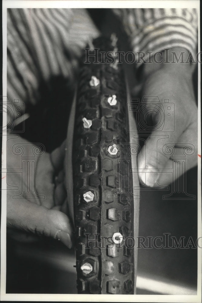 1992 Press Photo Close-up look at bicyclist Brent Emery&#39;s makeshift snow tire- Historic Images