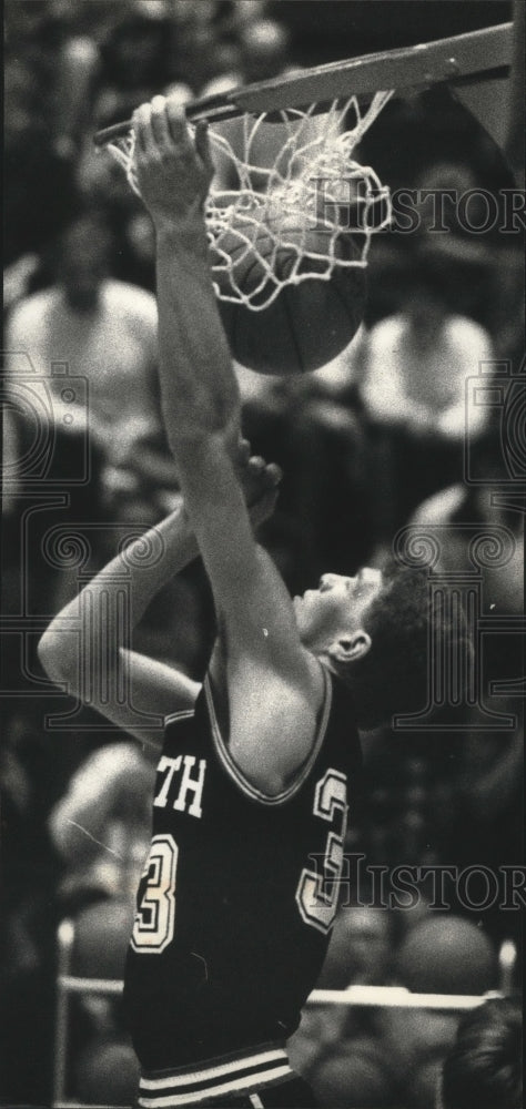 1990 Press Photo Waukesha South High School&#39;s Clay Fandre dunks on North.- Historic Images