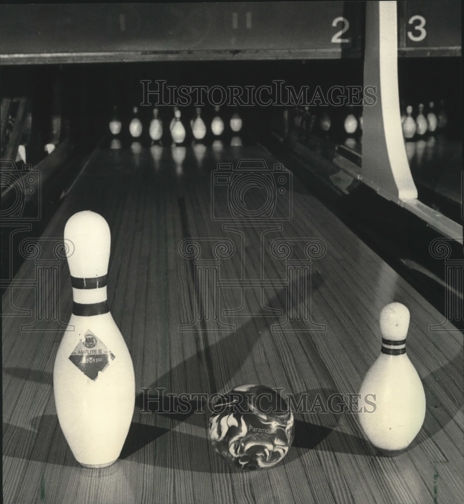 1987 Press Photo A duckpin and a regular pin are seen beside a duckpin ball- Historic Images