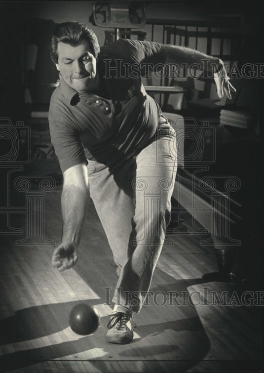 1987 Press Photo Quacker's Owner Lee Sanders plays duckpin bowling - mjt08526- Historic Images