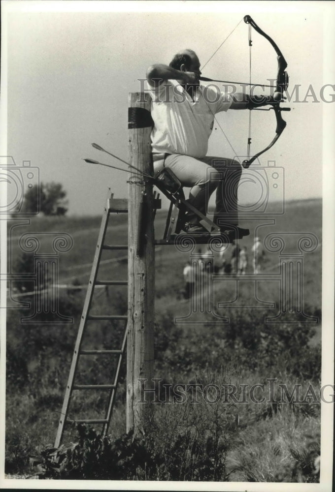 1991 Press Photo Ron Sallmann during Ducks Unlimited State Waterfowl festival- Historic Images