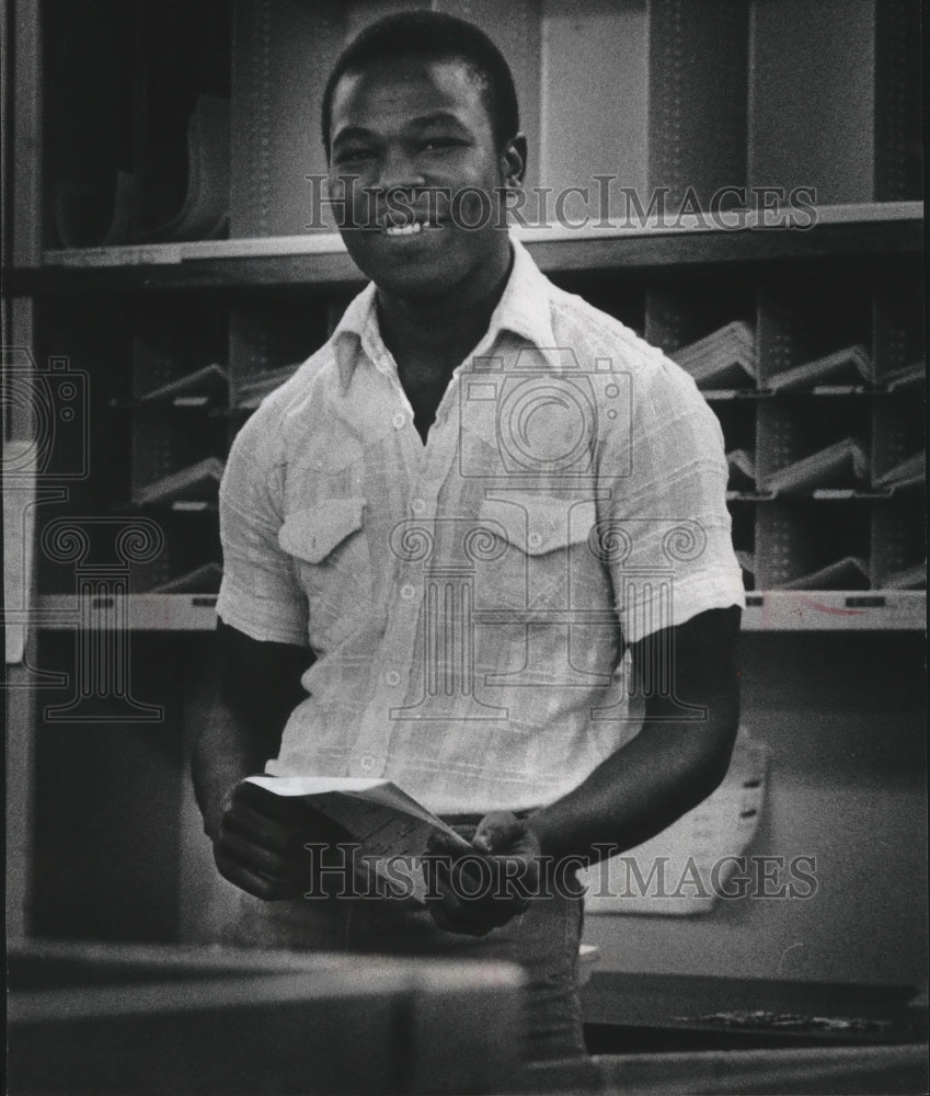 1978 Press Photo Former Badger Football Player Anthony Dudley Works In Mail Room- Historic Images