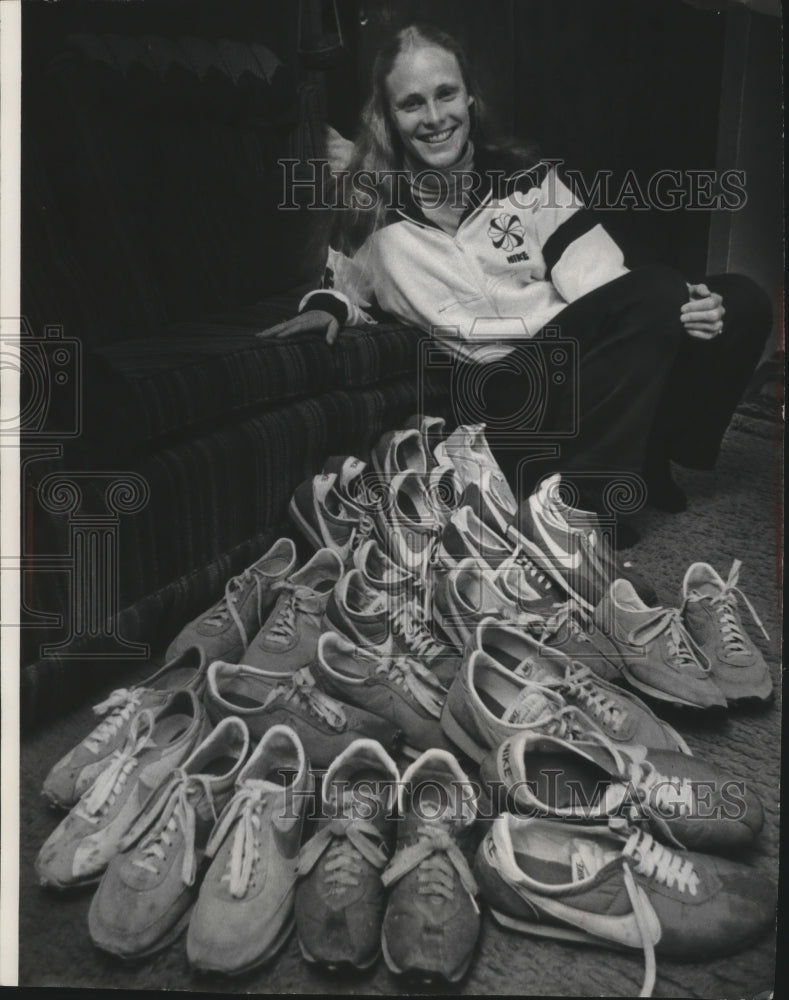 1978 Press Photo Kim Merritt, the nation&#39;s top woman marathon runner &amp; her shoes- Historic Images