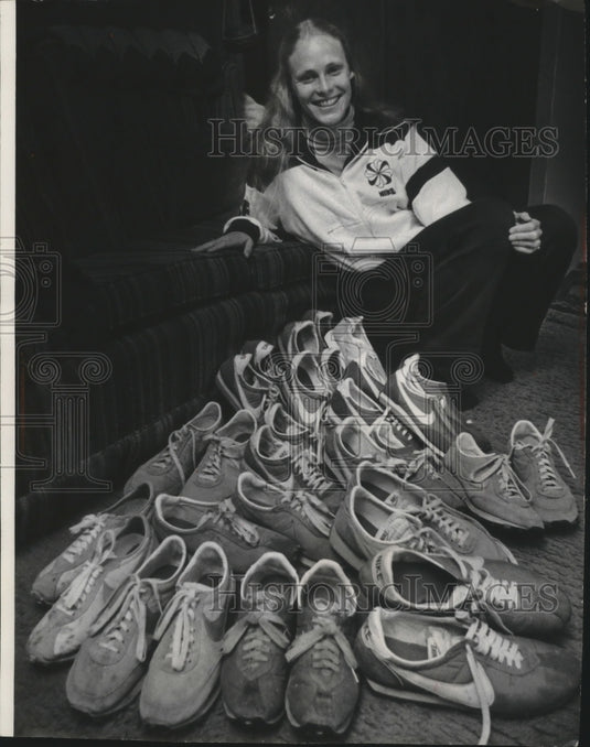 1978 Press Photo Kim Merritt, the nation's top woman marathon runner & her shoes- Historic Images