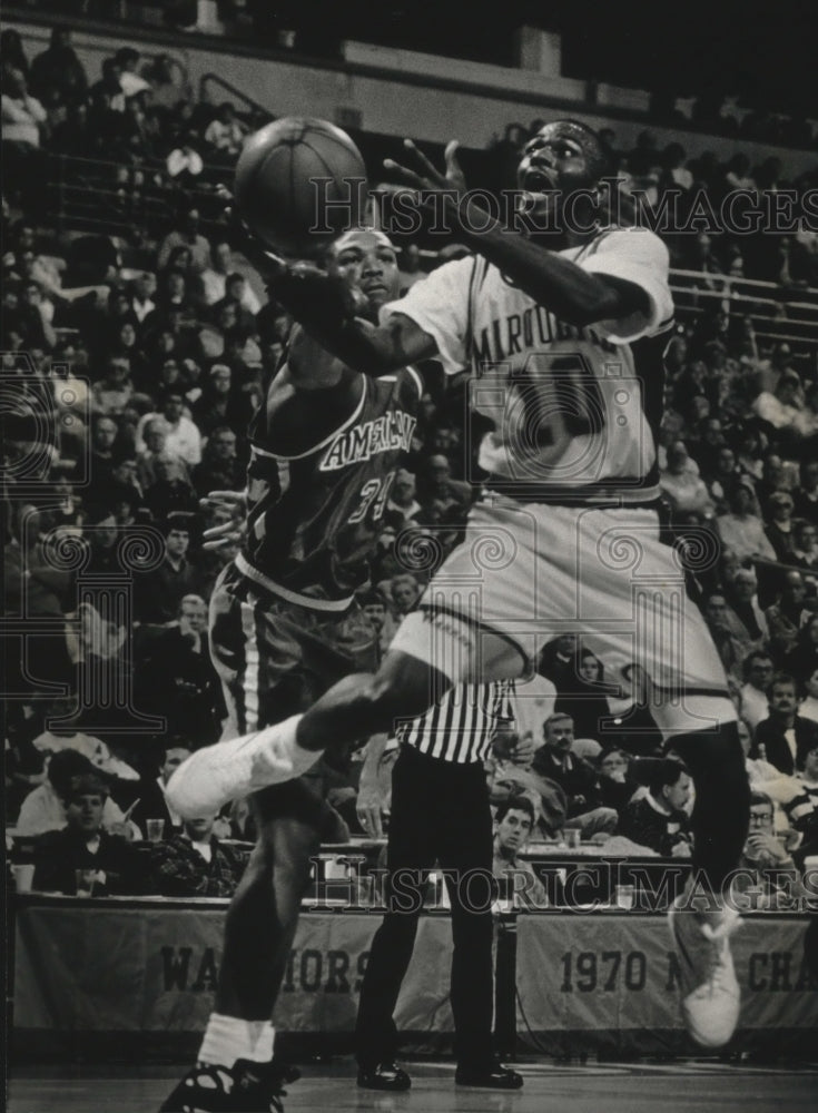 1992 Press Photo Marquette basketball player, Tony Miller drives to the basket- Historic Images