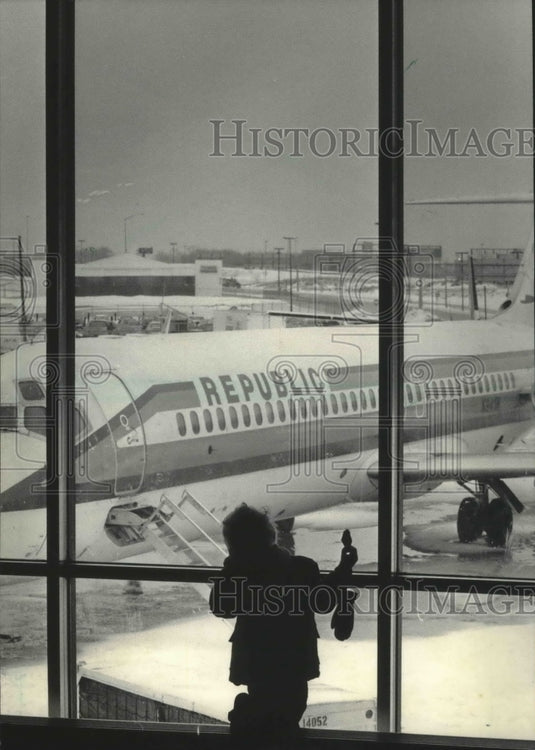 1985 Press Photo A young traveler at Milwaukee's Mitchell Field airport- Historic Images