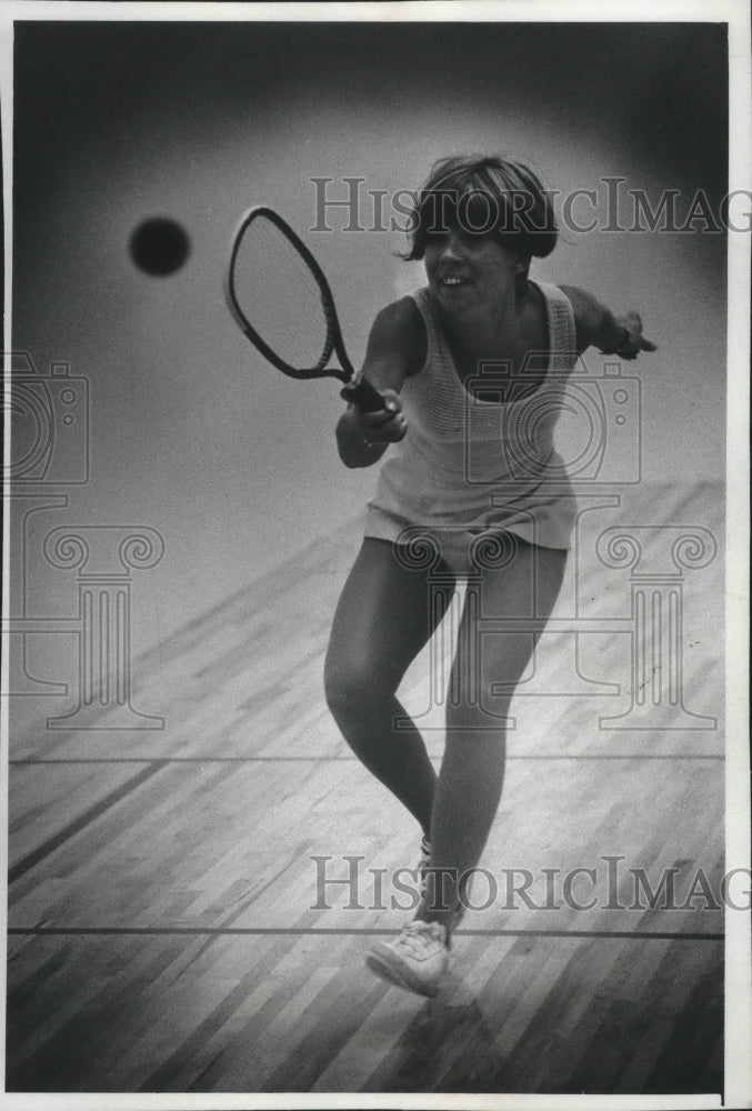 1977 Press Photo Linda Karps returns a shot at the Brookfield Racquetball Club- Historic Images