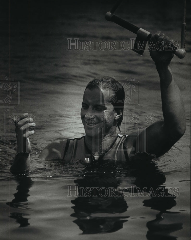 1990 Press Photo Water skier Jeff Milbrath checks his hand after a practice run- Historic Images