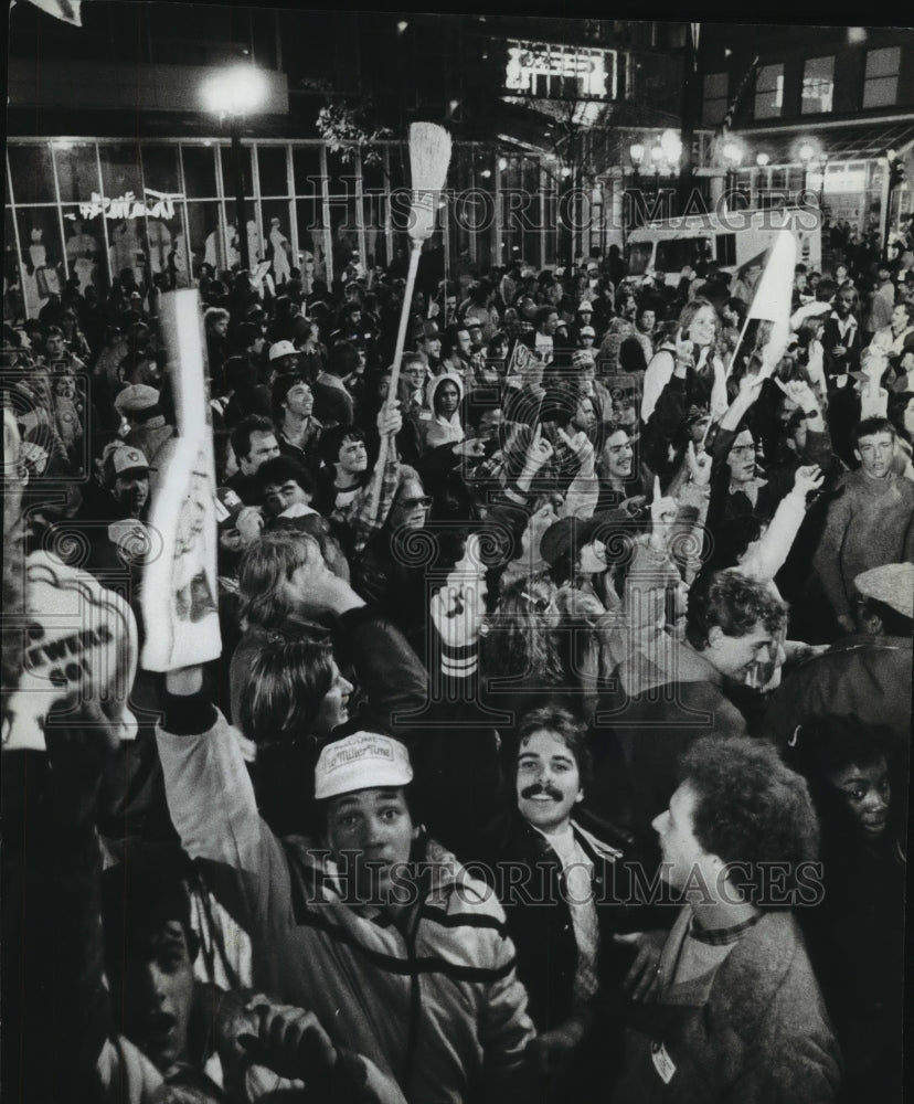 1982 Press Photo Milwaukee Brewer fans in street after Brewers World Series win- Historic Images