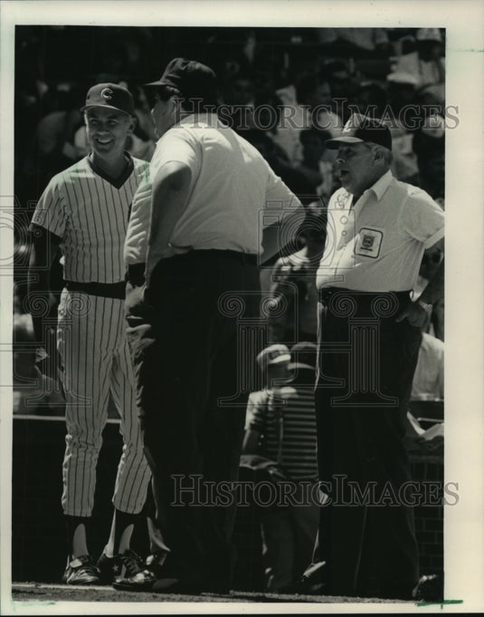 1986 Press Photo Chicago cubs manager Gene Michael talks with umpires- Historic Images
