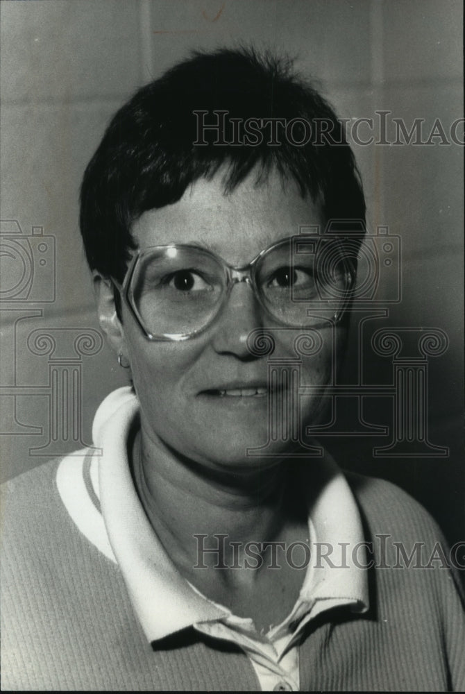 1990 Press Photo Kettle Moraine High girls volleyball coach, Diane Michaels- Historic Images
