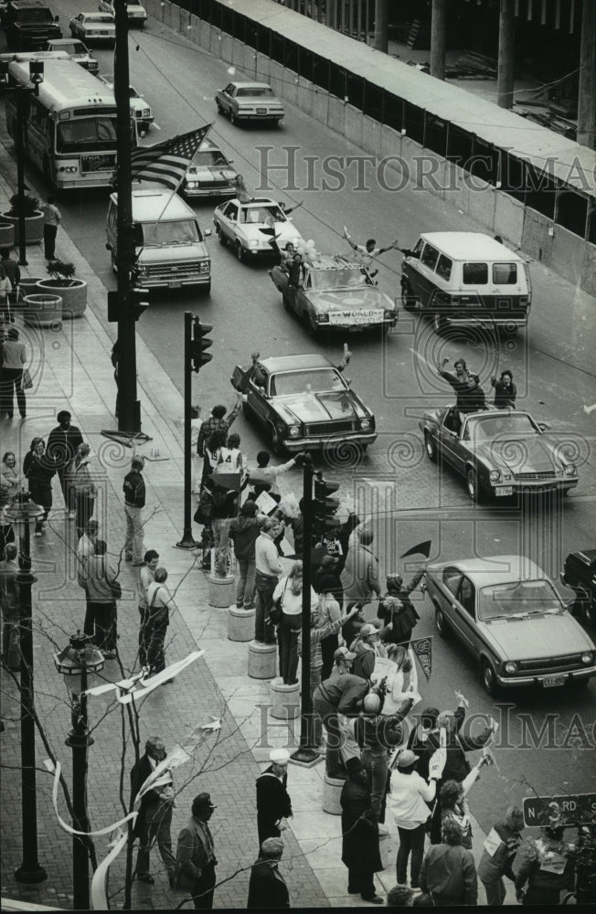 1982 Press Photo Brewers fans lined and cruised Wisconsin Avenue after victory.- Historic Images