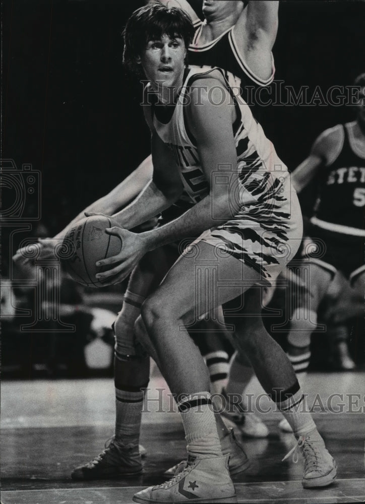 1979 Press Photo Marquette&#39;s Dean Marquardt pivoting away from a defender.- Historic Images