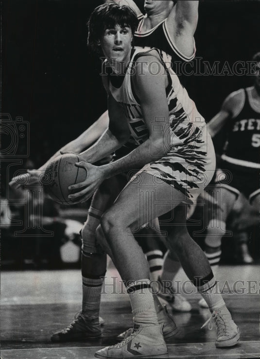 1979 Press Photo Marquette's Dean Marquardt pivoting away from a defender.- Historic Images