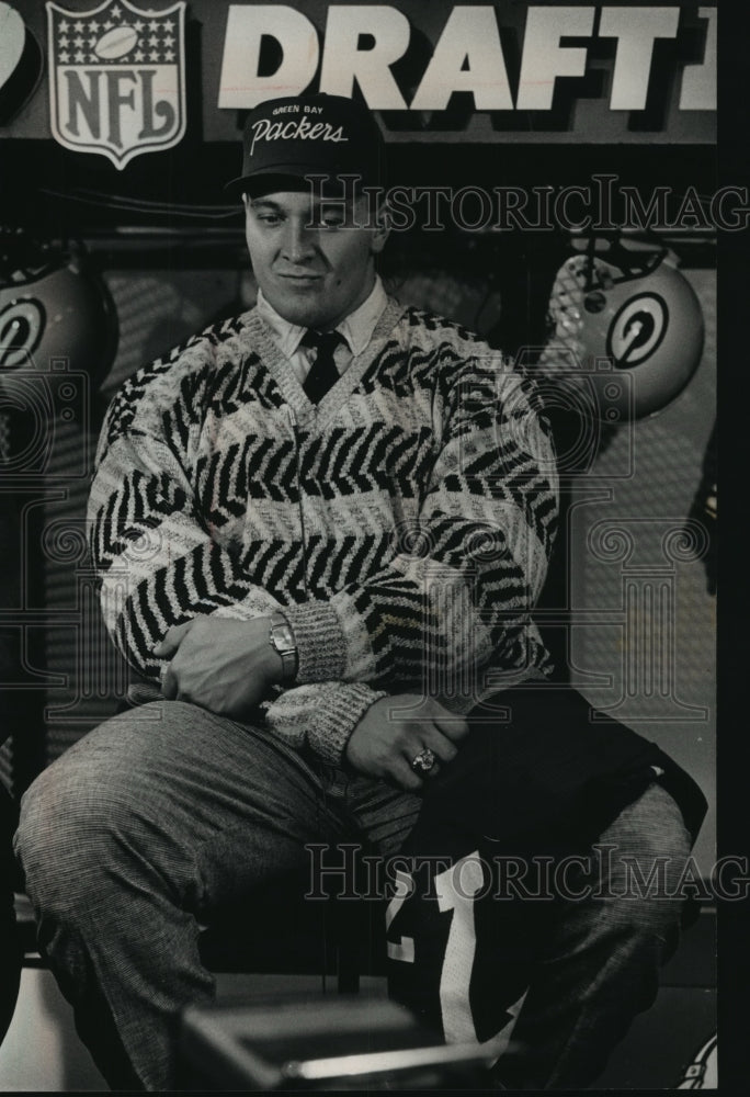 1989 Press Photo Packers newly drafted Tony Mandarich visits Packer locker room.- Historic Images