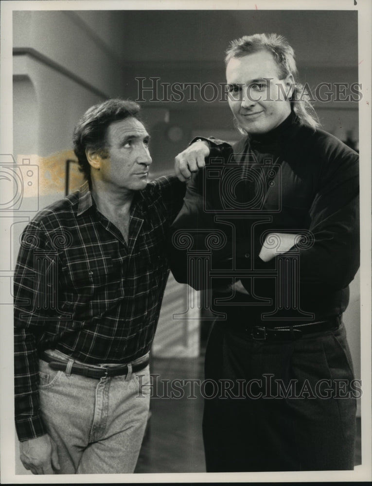 1989 Press Photo Packer&#39;s Tony Mandarich appears on &quot;Dear John&quot; with Judd Hirsch- Historic Images