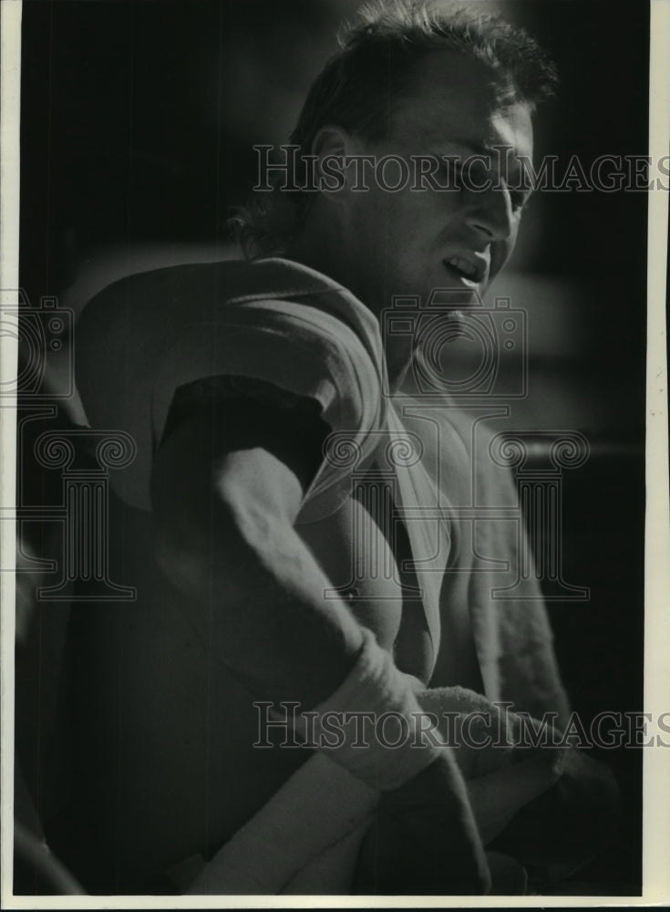 1990 Press Photo Packers quarterback Don Majkowski tore his rotator cuff- Historic Images