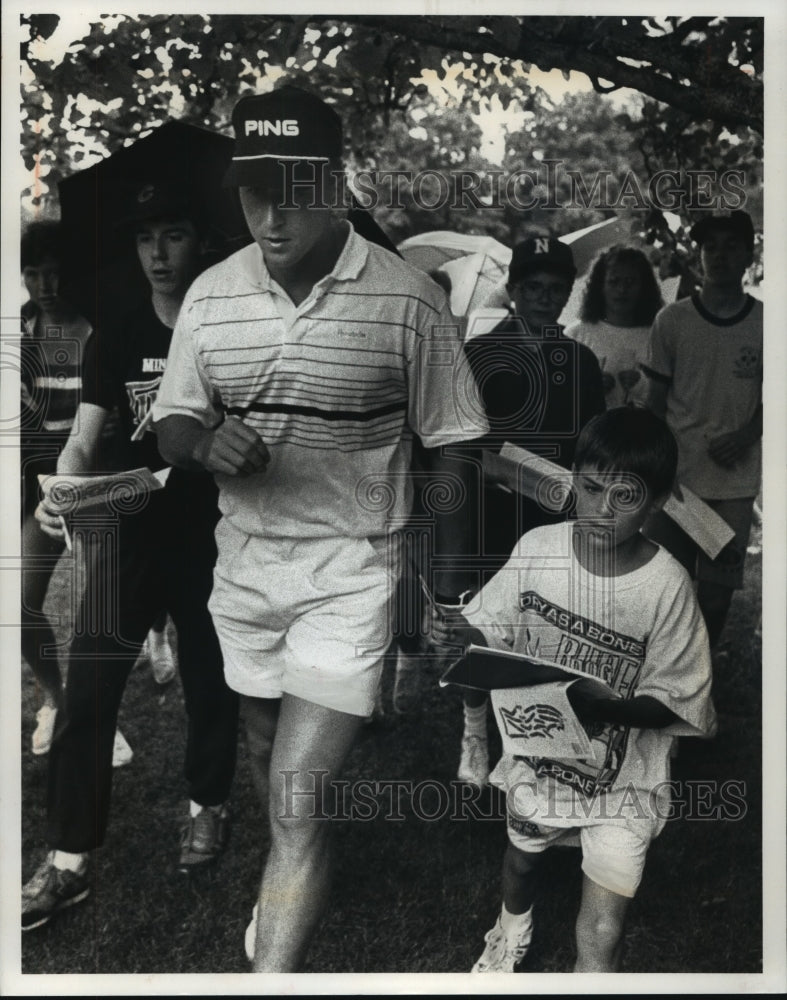 1990 Press Photo Packers quarterback Don Majkowski&#39;s signature sought by fans- Historic Images