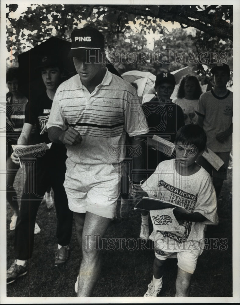 1990 Press Photo Packers quarterback Don Majkowski's signature sought by fans- Historic Images