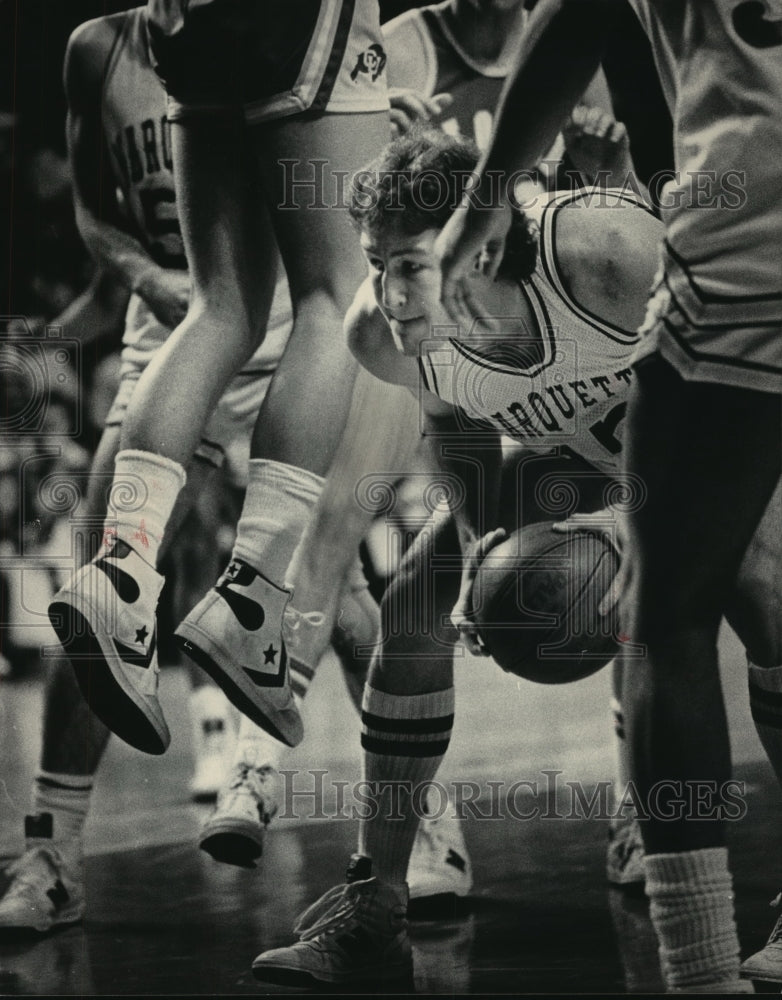 1984 Press Photo Marquette University basketball&#39;s Vic Lazzaretti with the ball- Historic Images