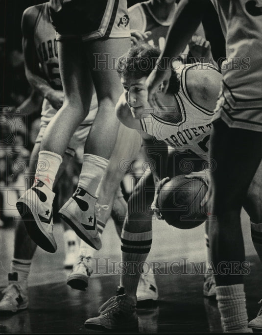 1984 Press Photo Marquette University basketball's Vic Lazzaretti with the ball- Historic Images