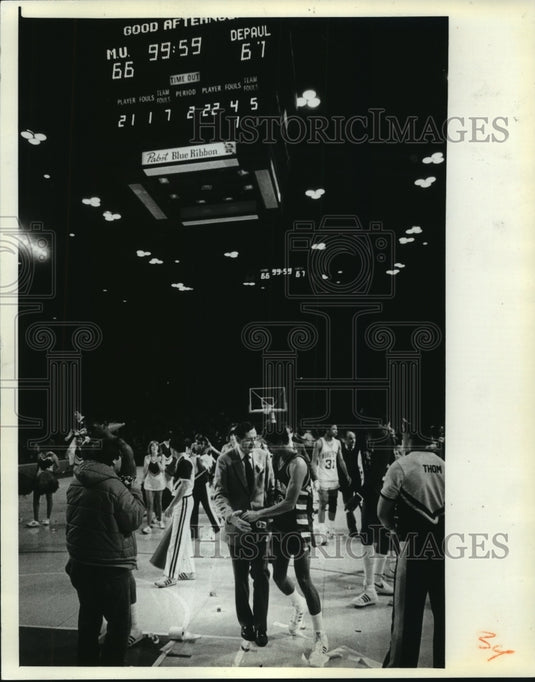1982 Press Photo Marquette's coach Hank Raymonds sets example of sportsmanship- Historic Images